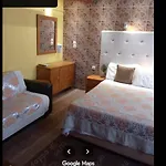 Ionian Lux Apts Couette-café