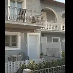 Ionian Lux Apts Couette-café